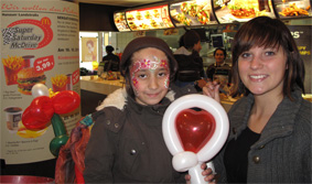 Mc-Donalds-Frankfurt-Kinderschminken-Luftballonherz